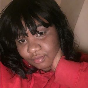 Meet your Posher, Akia